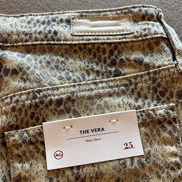 AG Jeans The Vera Snakeskin Mini NWT
Skirt Size 25 - Picture 5 of 9